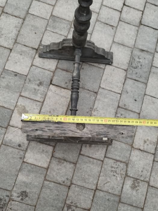 Rzeźbione nogi do szafki lub stołu