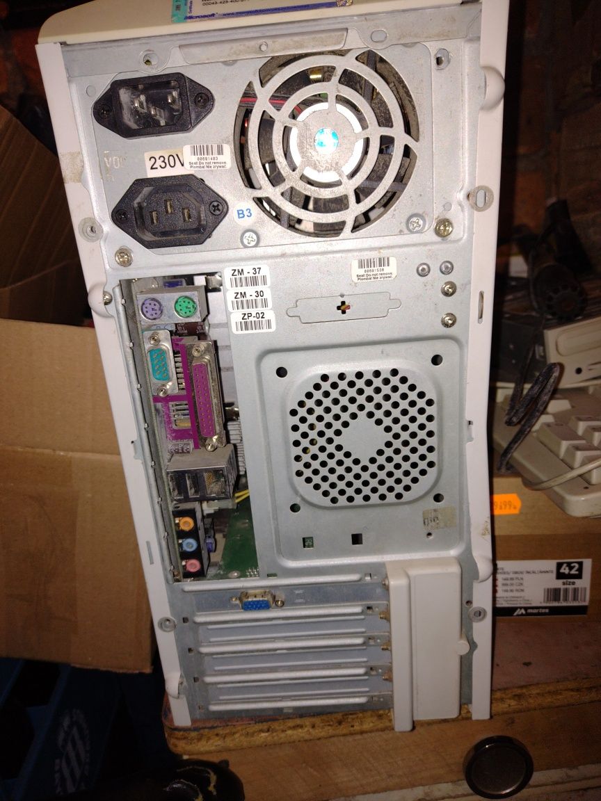Stary komputer z Intel celeron