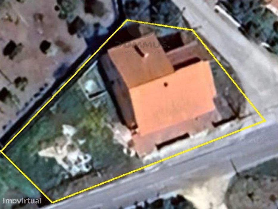 Moradia T4 para Recuperar em Ourém com Terreno Anexo