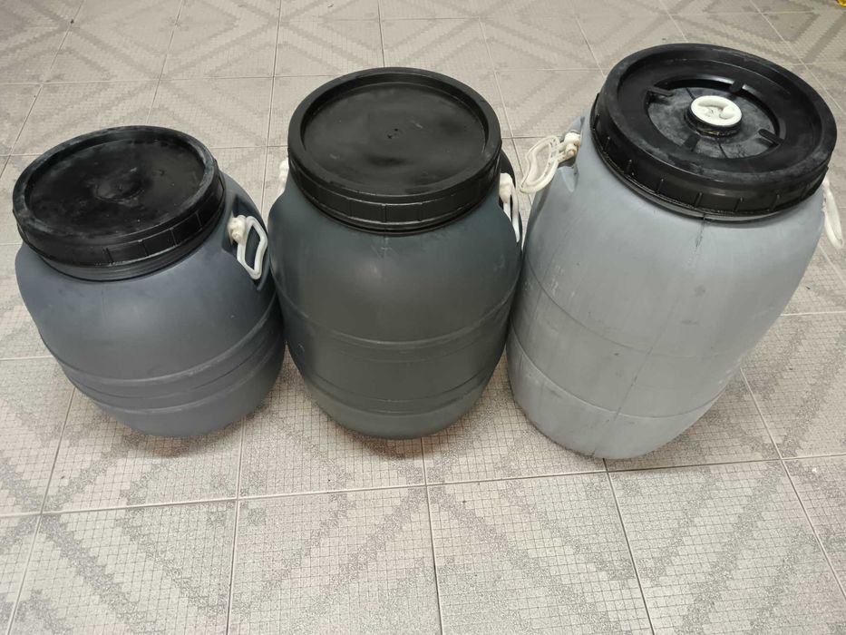 Vasilhas ou barricas para azeite usadas e em bom estado.