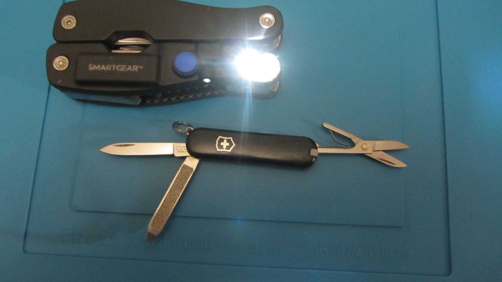 Victorinox Classic  + мультитул. Одним лотом.