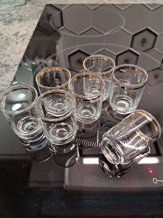 Kieliszki szkło złoty pasek