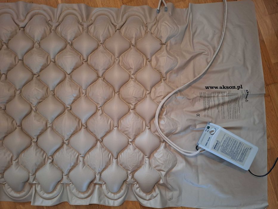 Materac przeciwodleżynowy z pompą pneumatyczną.