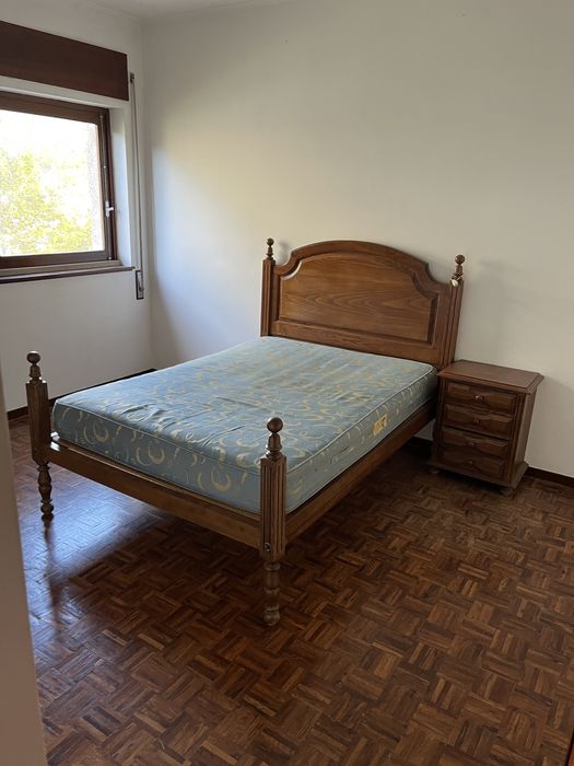 Cama de casal + colchão + mesa de cabeceira