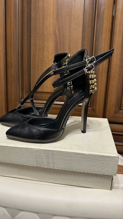 Туфлі чорні з шипами. Розмір 36