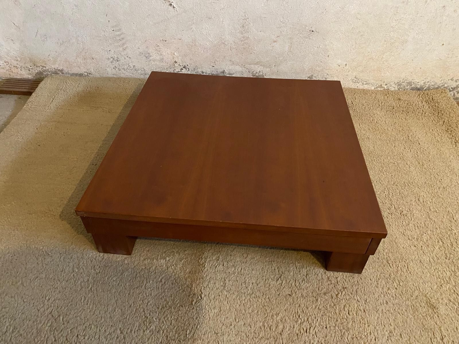 Mesa de centro em cerejeira com gaveta.