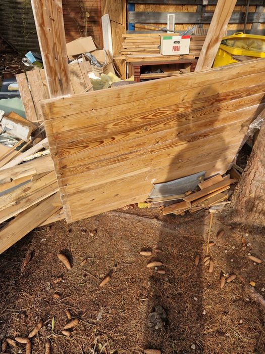 Drewno z rozbiórki pochodzące z remontu.