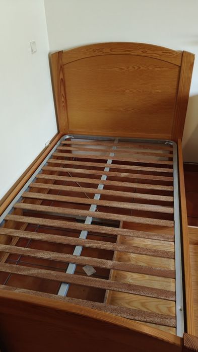 Cama solteiro de madeira