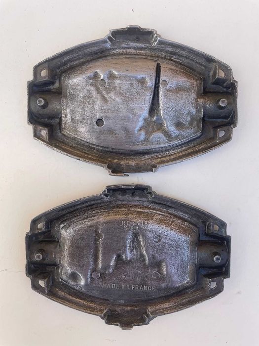 2 Cinzeiros Cidade de Paris e Sagrado Coração em metal anos 60