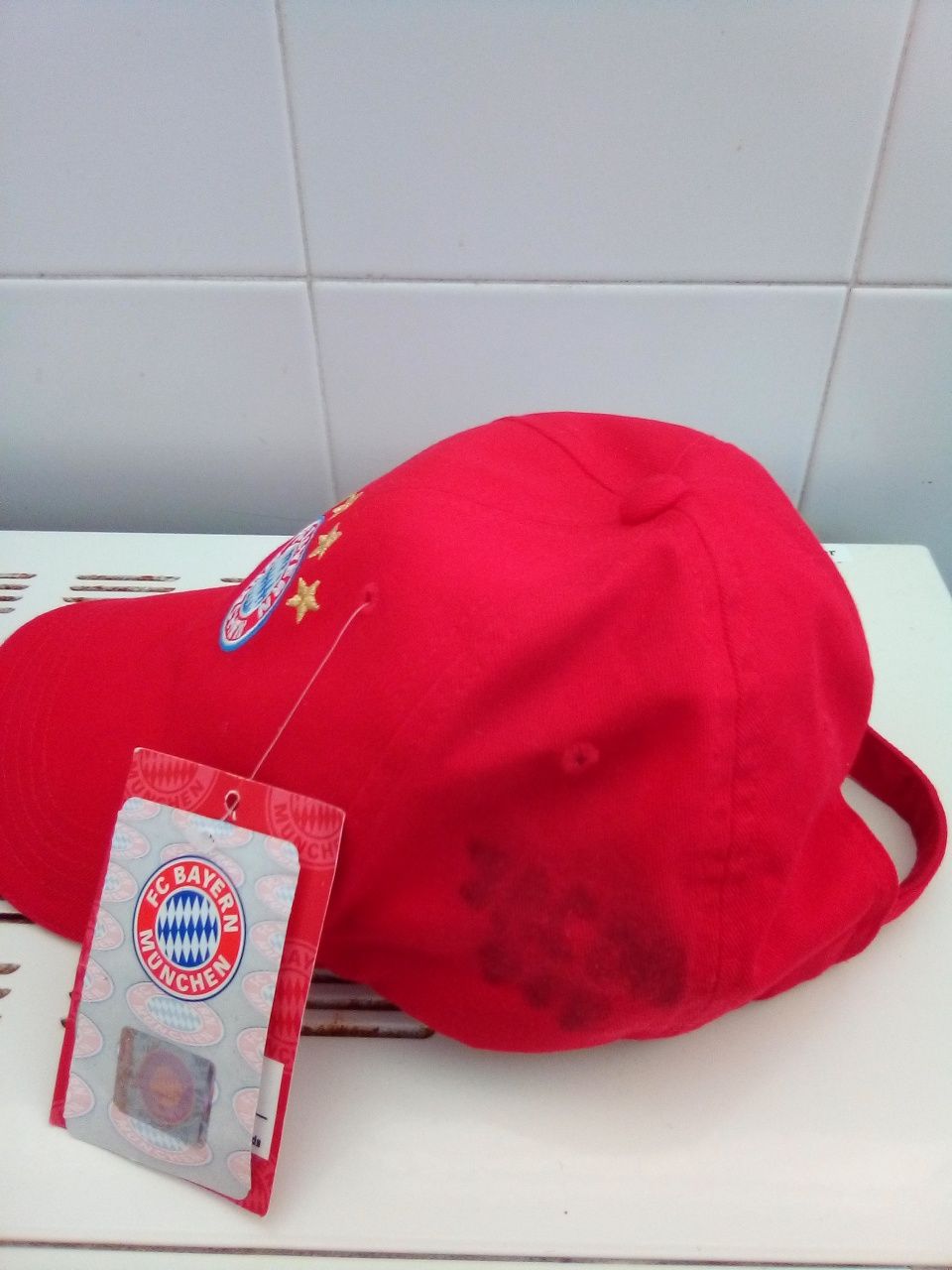 Chapéu do Bayern de Munique assinado pelo jogador Frank Ribéry
