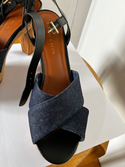 Oryginalne sandały z jeansu i juty na obcesie marki Charles & Keith