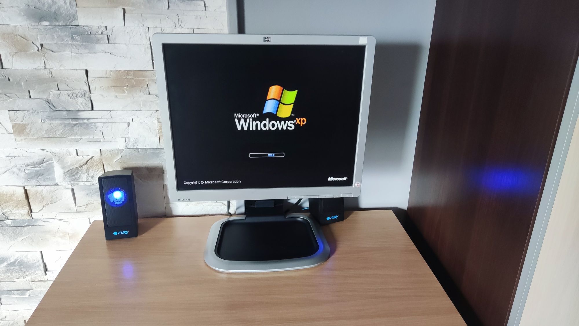 PC z Monitorem i Głośnikami