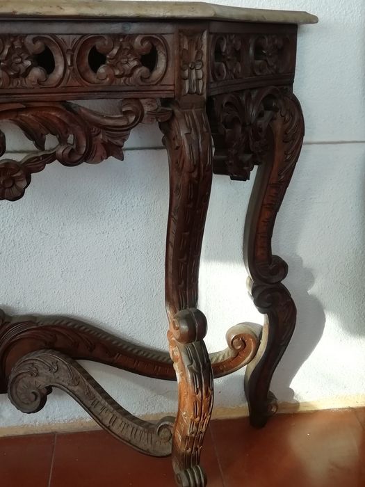 Credência antiga com espelho