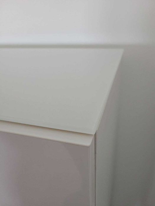 Aparador IKEA BESTÅ branco com tampo de vidro
