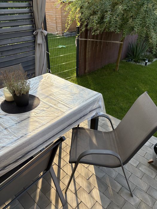 Stół ogrodowy z krzesłami