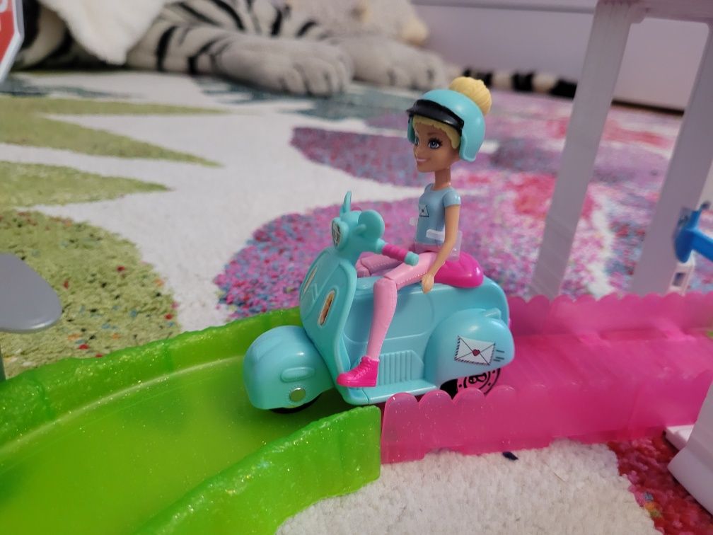 Barbie z serii On The Go, poczta