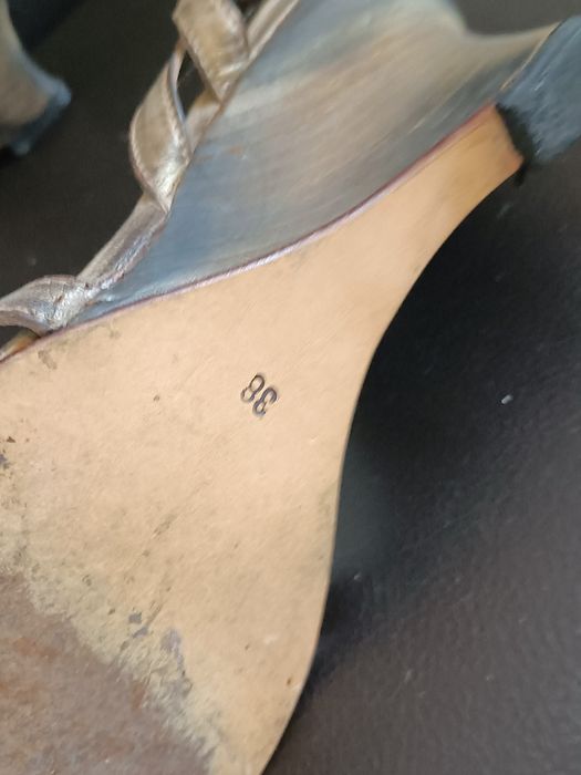 Sandálias em pele e salto em cunha