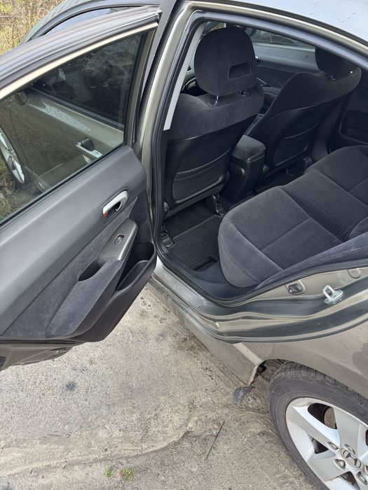 Живий сівік. Друга машина в сімї  їздила дівчина.