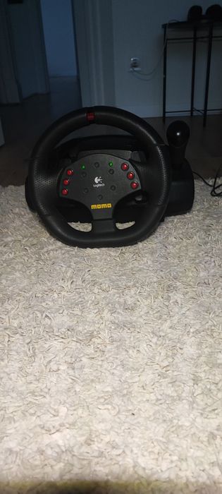 Logitech Momo Racing руль