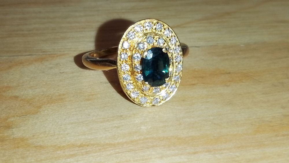 Złoty pierścionek z szafirem i diamentami.