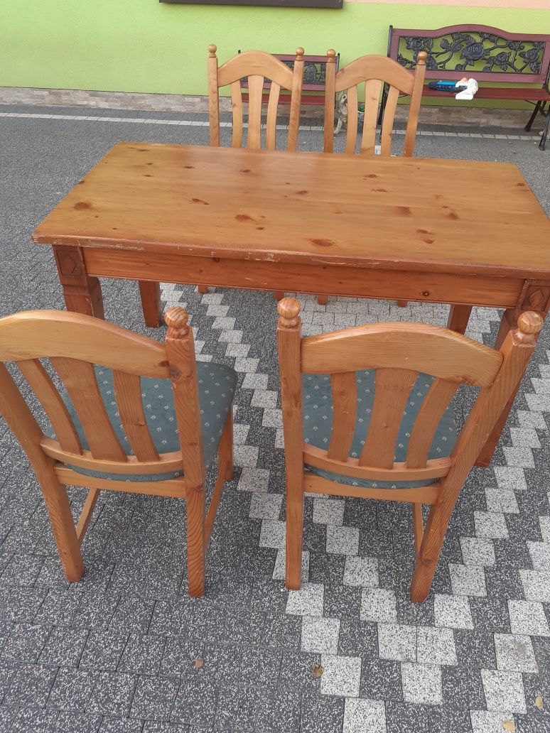 4 krzeseła i stół drewniany