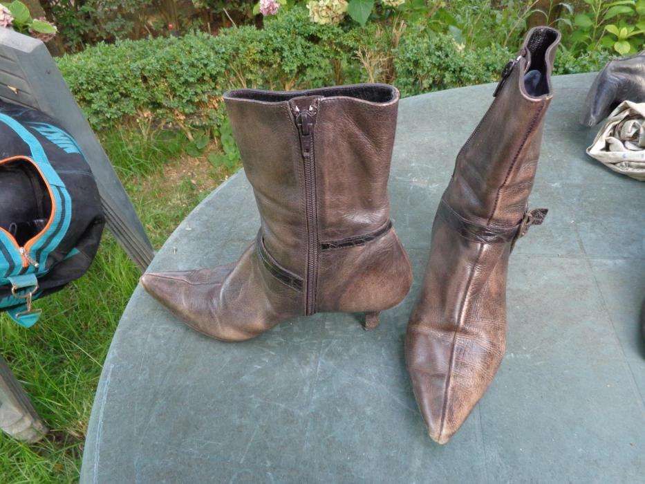 Botas em pele cor castanha nº 39 como novas /lote de sapatos usados