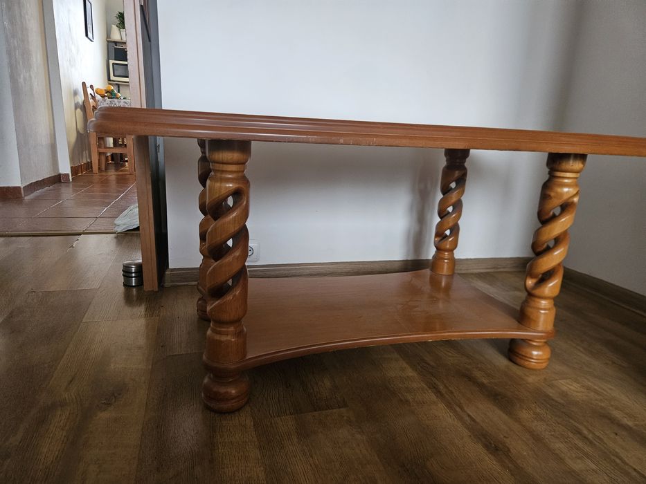 Drewniana ława idealna jako podstawka