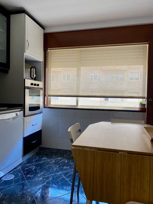 Quarto mobilado em apartamento junto à universidade Lusíada