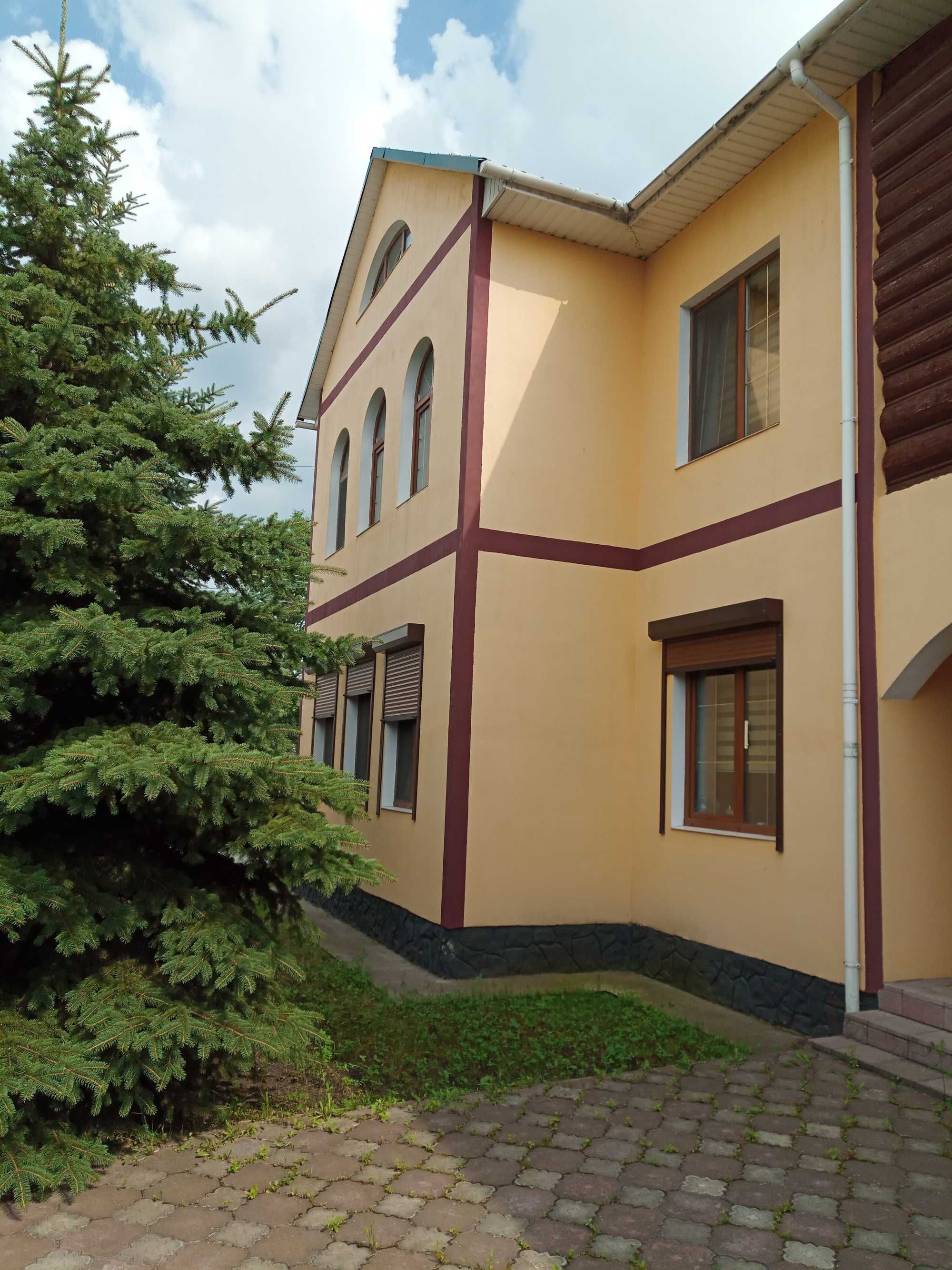 Будинок для проживання та організаціїї бізнесу, 393 кв.м., 16 соток