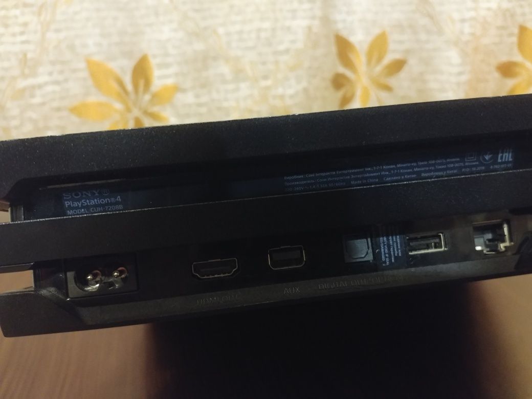 Ps4 PRO 1Tb 4K Последняя модель cuh7208 + FIFA 19 и UFC 2
