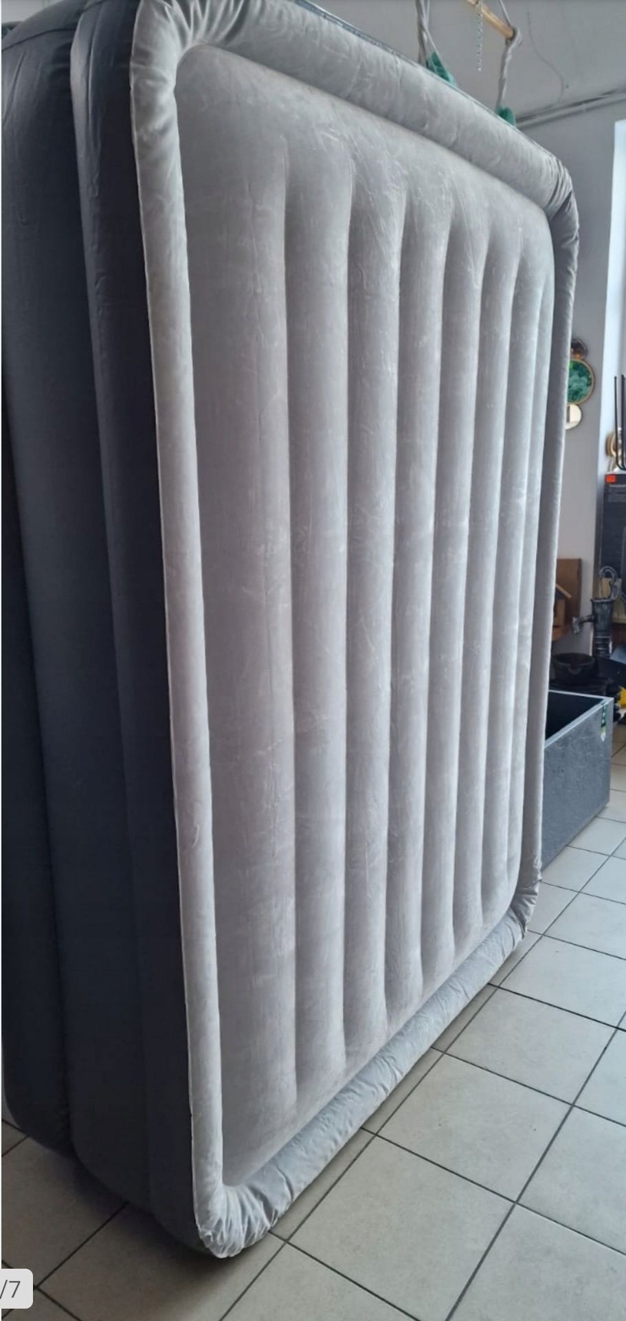Materac z wbudowaną pompką 152x203x51 INTEX