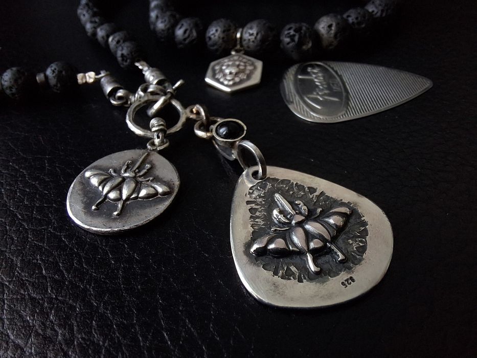 Unikatowy Wisiorek Rock/Metal – Srebrna Kostka z Motywem Żuka