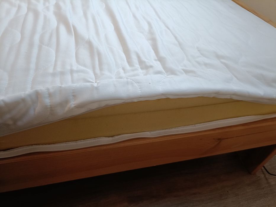 Łóżko sosnowe lakierowane z materacem 140x200