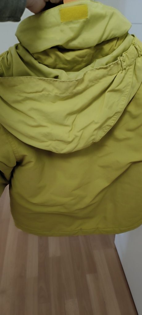 Casaco com capuz Quechua . Para 6 anos. Impermeável e quente.