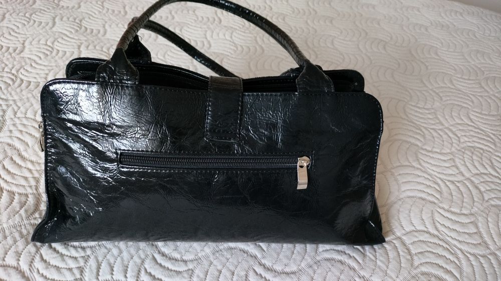 Czarna torebka z zamszem