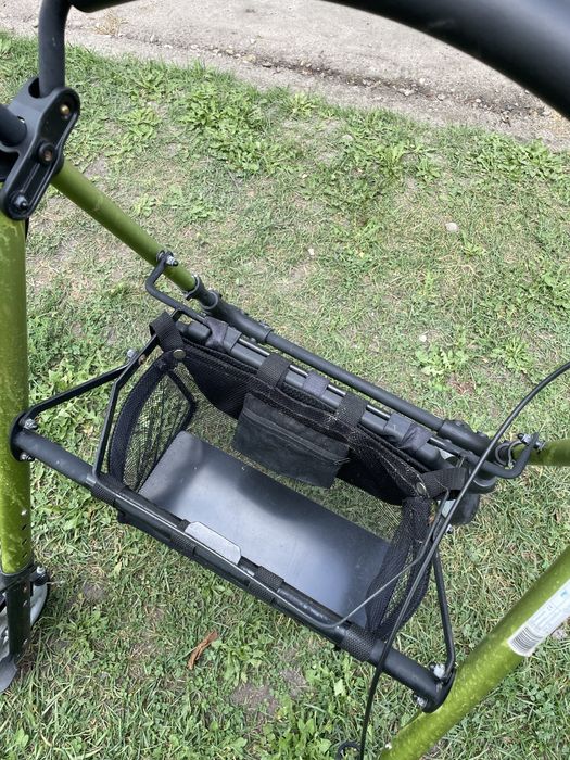 Balkonik z kolkami i siedziskiem dla seniorao