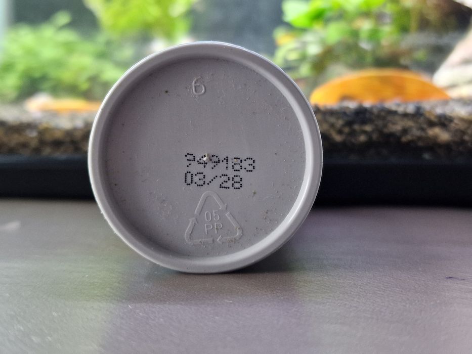 Tetra Guppy mini flakes.