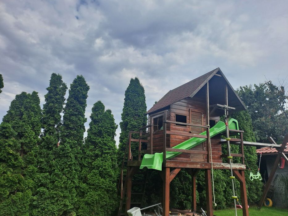 Domek drewniany do ogrodu ze ślizgiem lakierowanym
