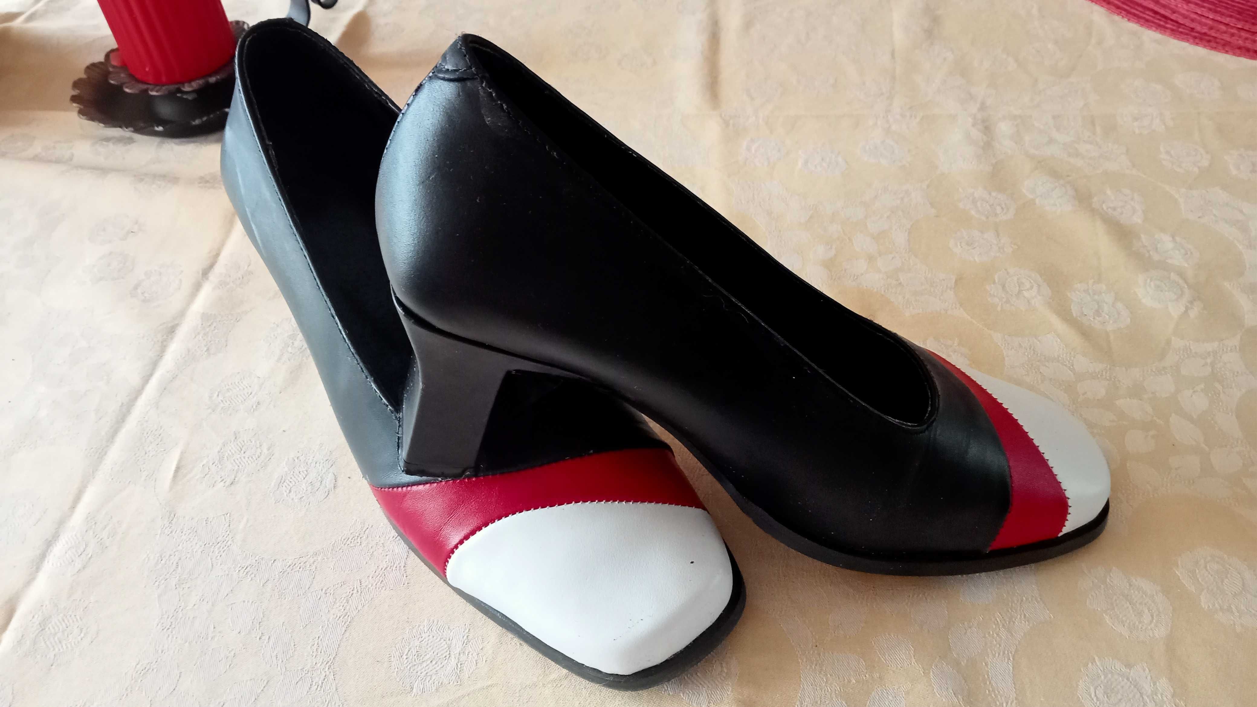 buty wizytowe na słupku
