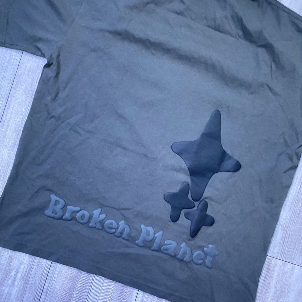 Koszulka Broken Planet – model “Out of the Shadows”