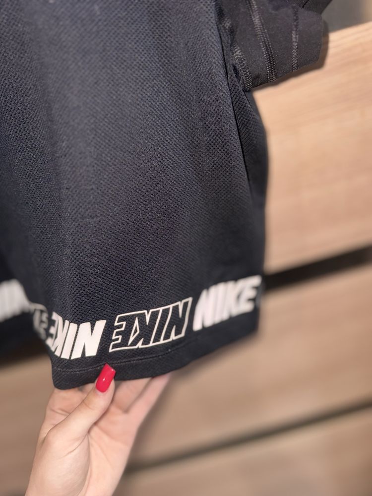 Жіночий кроп-топу Nike Pro Sport District Mesh Crop Top