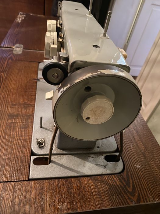 Швейна машинка Чайка-3 в столі