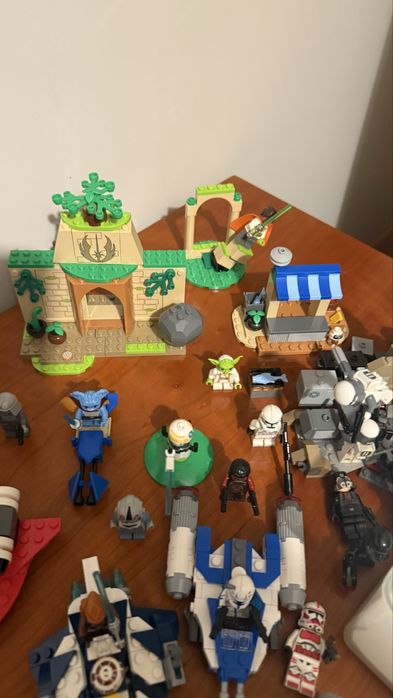 Set de legos star wars cerca de 70/80 figuras e cerca de 20 conjuntos