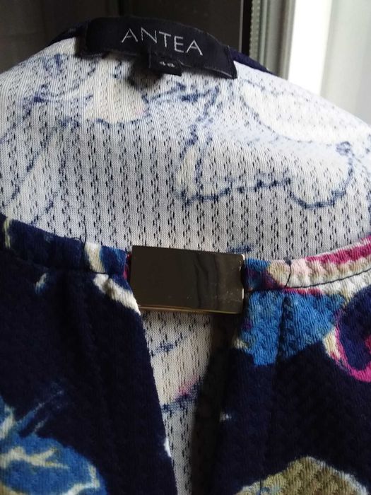 Blusa padrão flores com aplique em metal