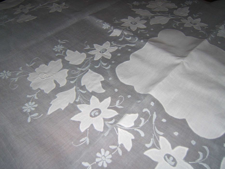 Toalha da Madeira em linho e organdi bordada