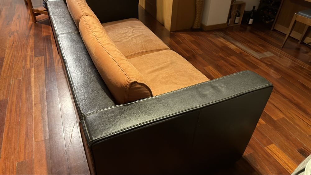Sofa em pele e almofadas lavaveis