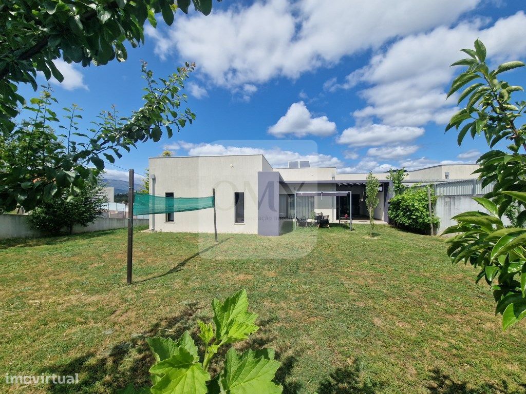 Moradia T3+1 de arquitetura moderna em Torneiros, Vila Real