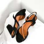 Sapatos pretos abertos
