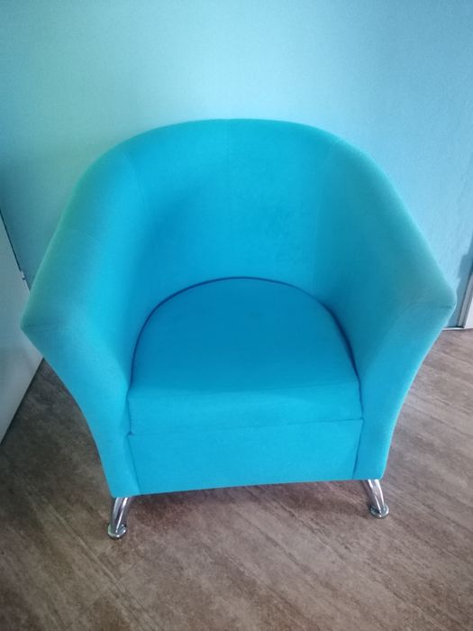 Błękitny  elegancki fotel