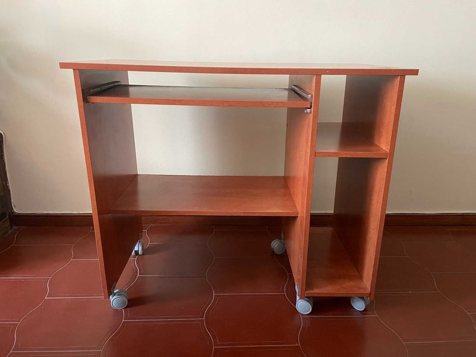 Secretária com prateleiras